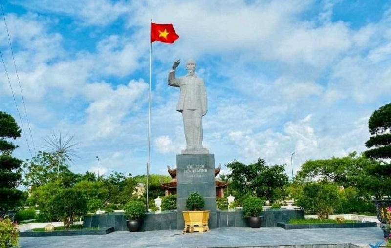 Ảnh các địa điểm du lịch tại cô tô Tượng đài Chủ tịch Hồ Chí Minh