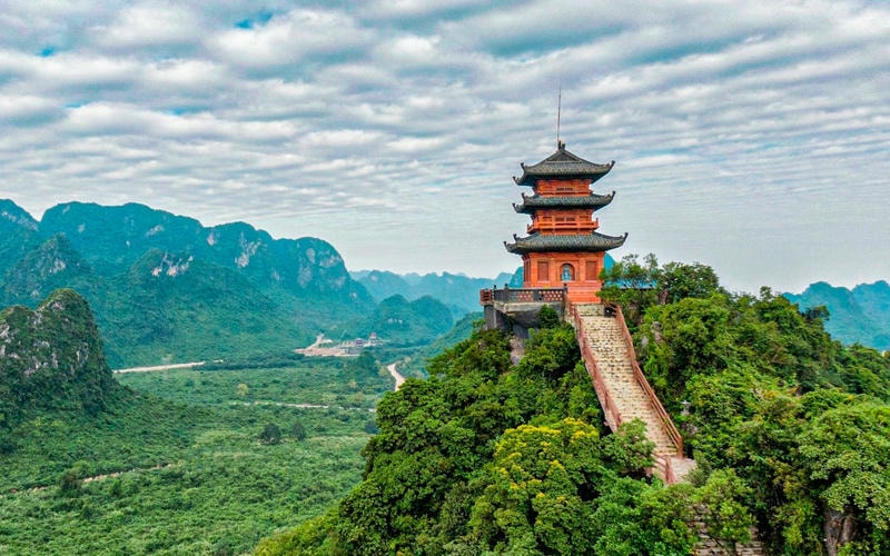 ảnh điểm tham quan tại khu du lịch tam chúc Chùa Ngọc